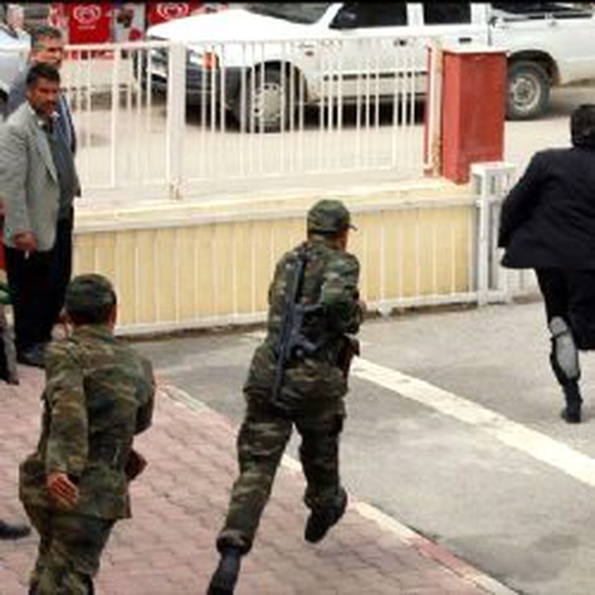 İzmir'de Yine Belediye Yine Çete Baskını