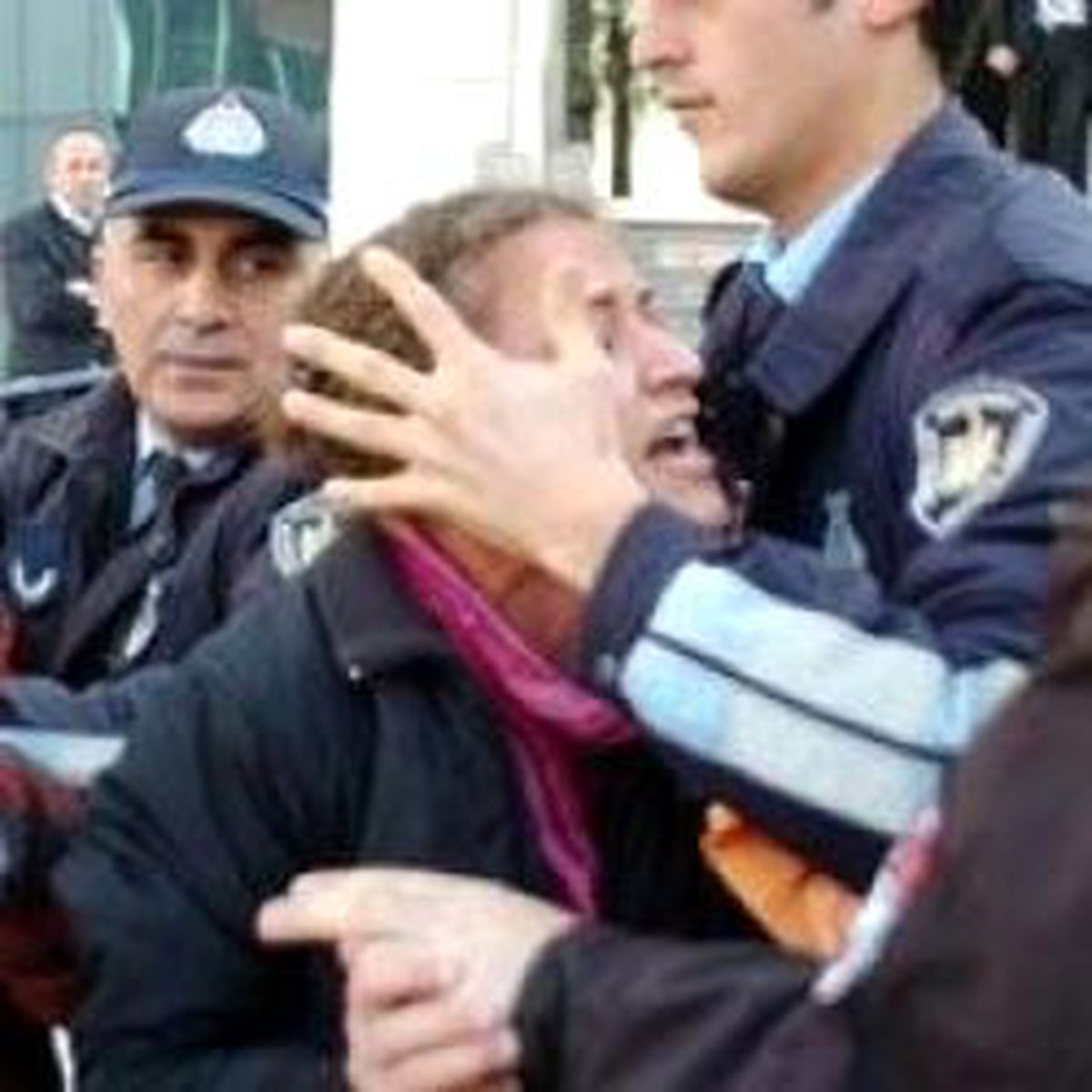 Protestocu Kızlar Belediyeyi Birbirine Kattı