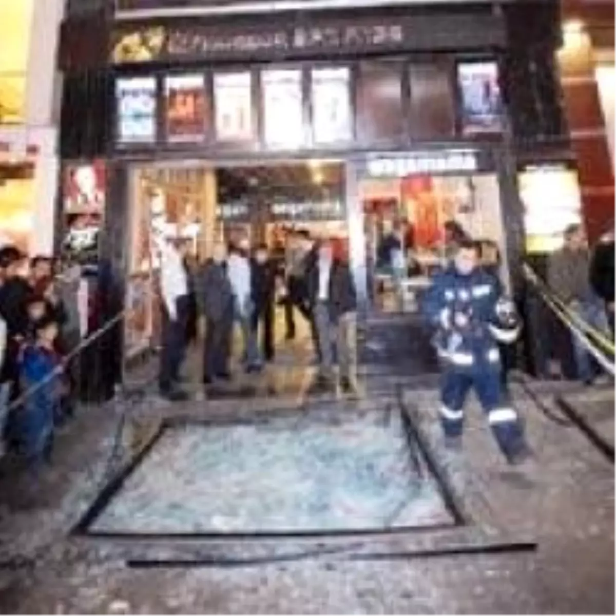 İstiklal Caddesi\'nde Kafalarına Cam Düştü