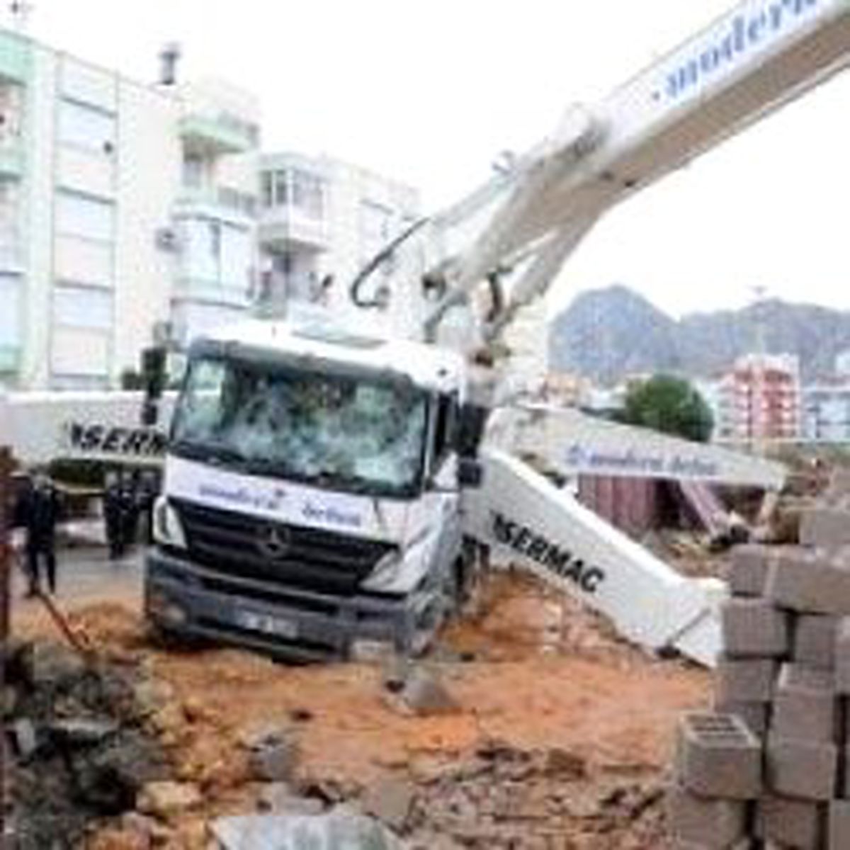 Antalya'da İnanılmaz Kaza: 1 Ölü, 3 Yaralı