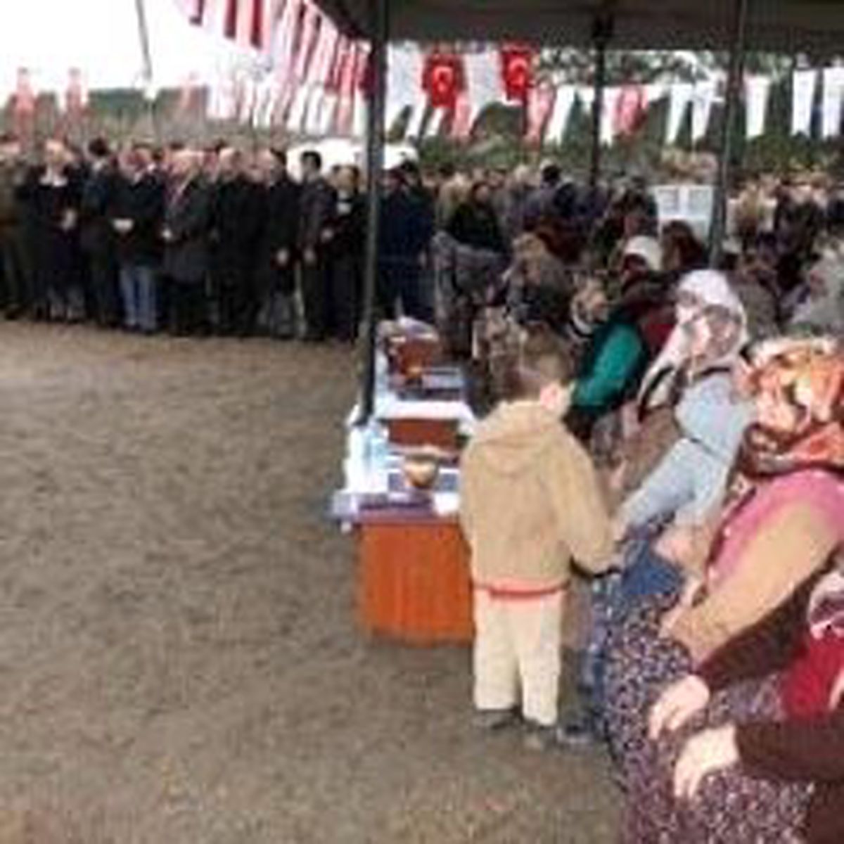 Protokol Ayakta, Yaşlılar Oturuyor