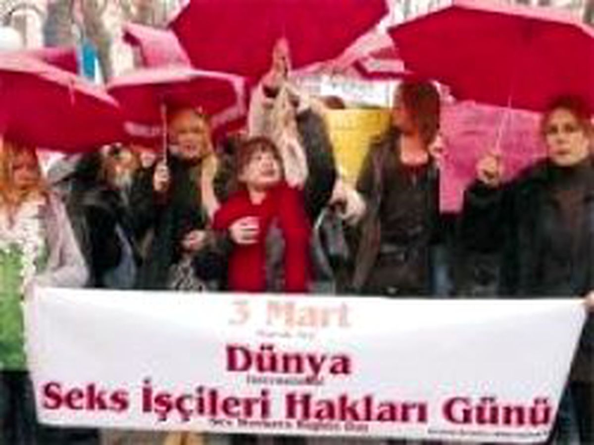 Kırmızı Şemsiyelerle O Kadınlar Sokakta