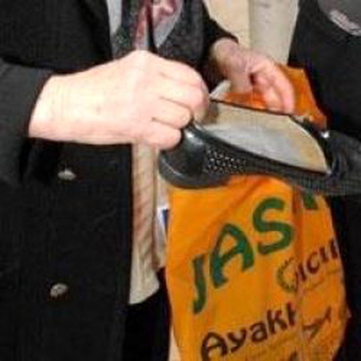 Bakan'a Yırtık Ayakkabılarını Gösterdi