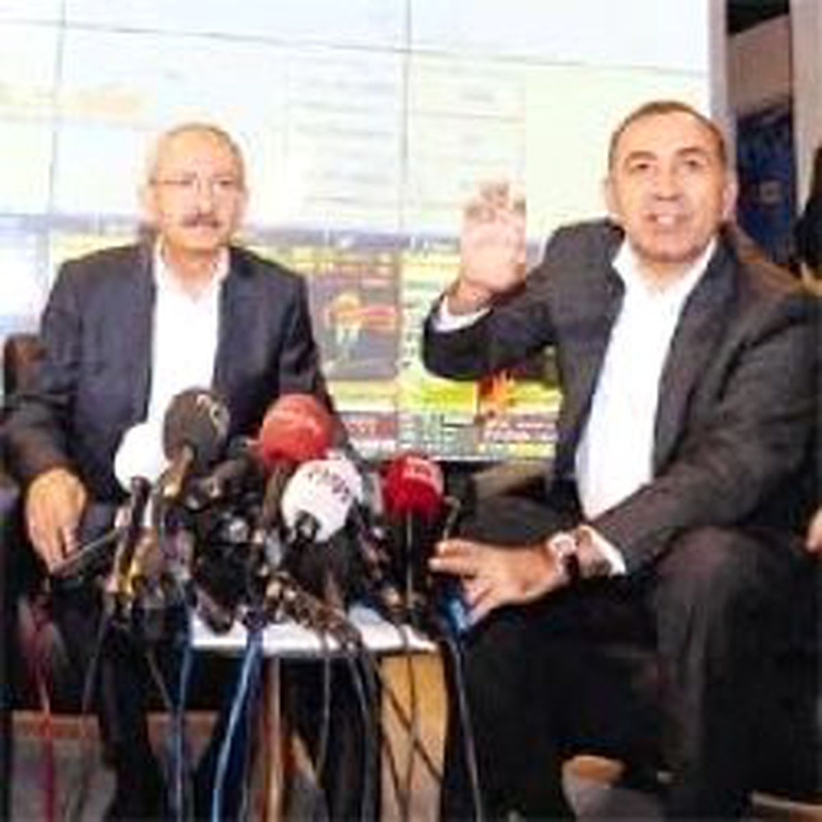 İstanbul'da CHP AKP Söz Düellosu