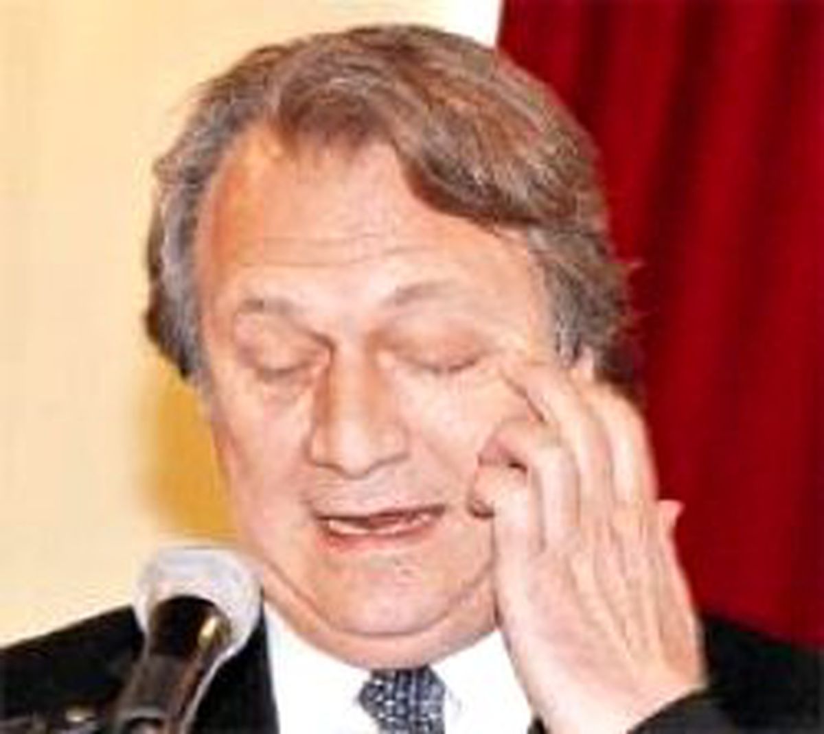Sezer İstifa Etti