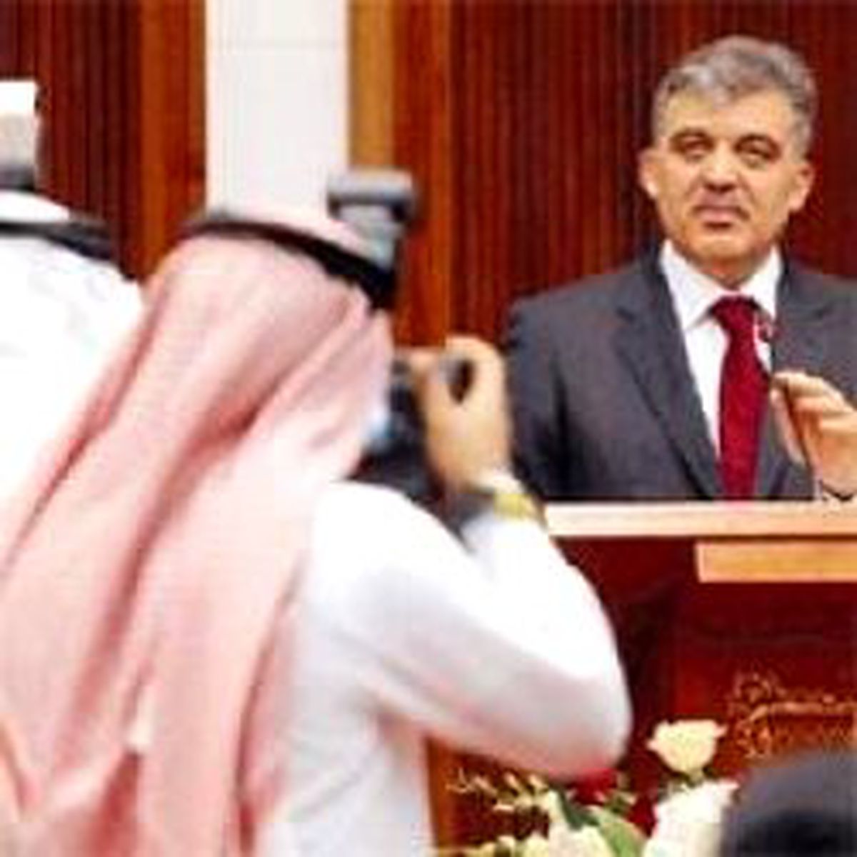 Bahreyn Meclisi'nde Konuşan İlk Yabancı