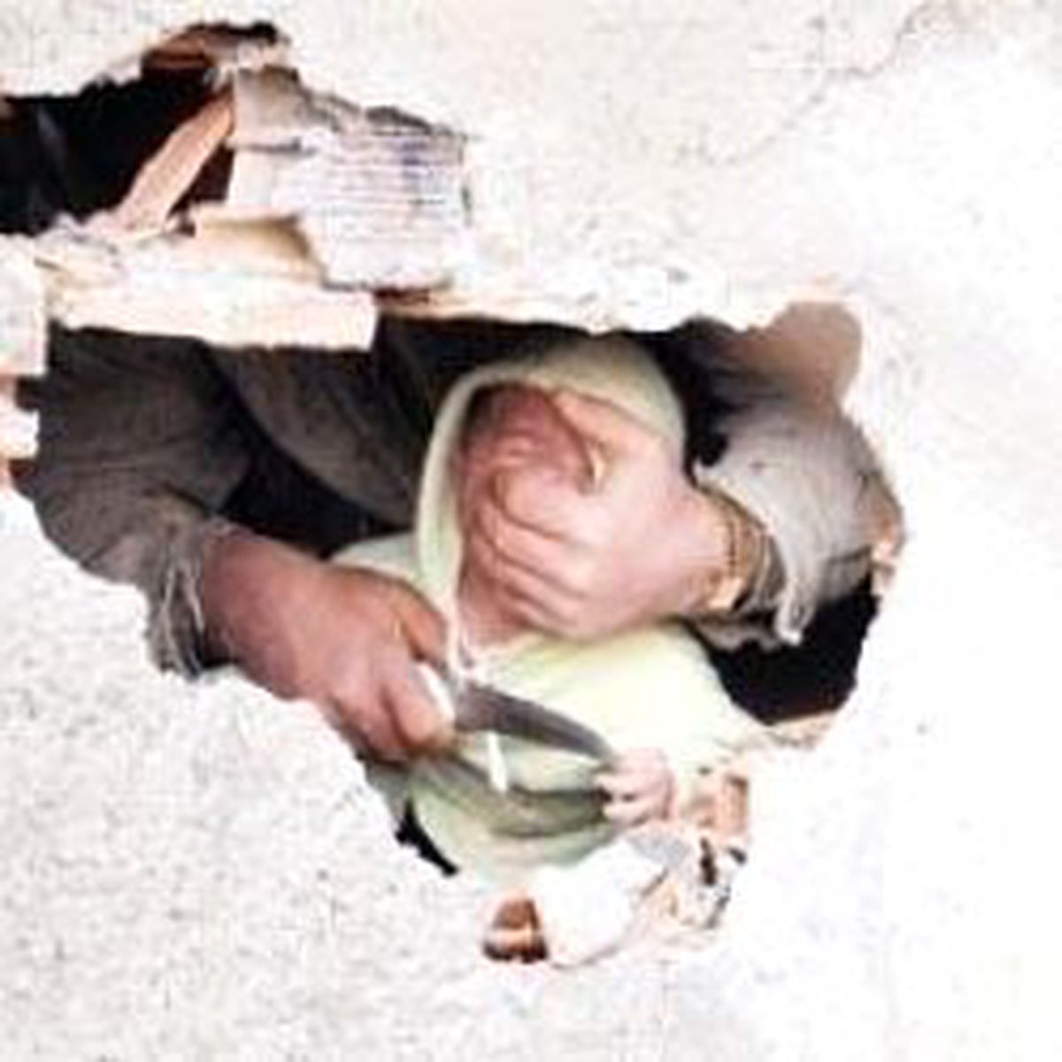 'Evi Yıkarsanız, Kızımı Keserim'