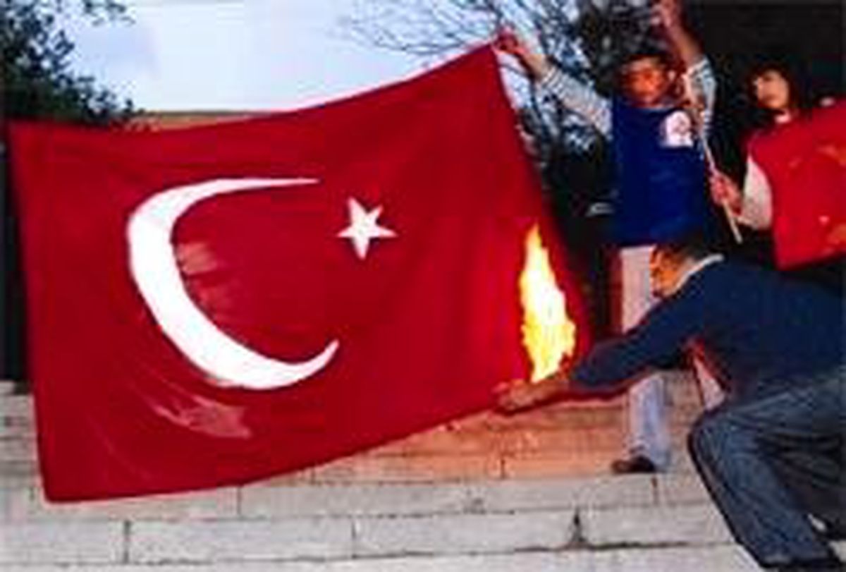 Fanatikler Türk Bayrağı Yaktı