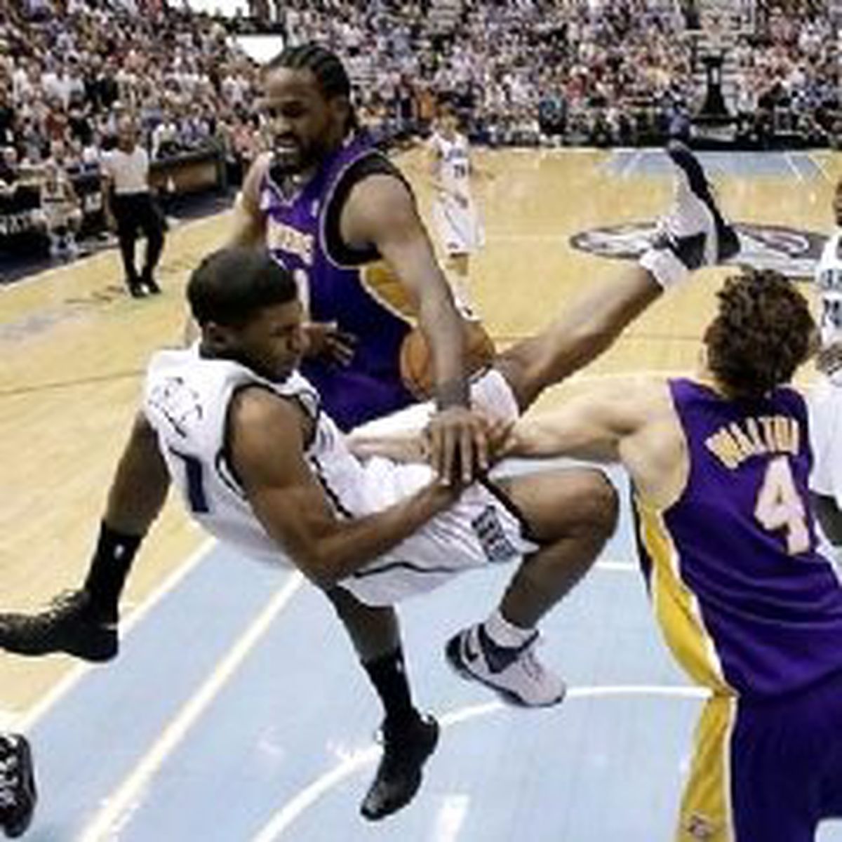 Utah, Lakers'a Teslim Oldu