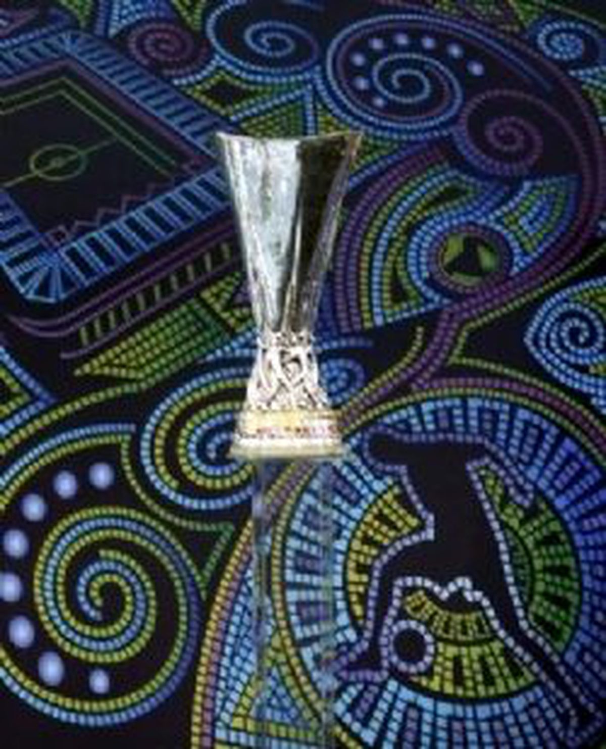 UEFA Kupası Sergileniyor