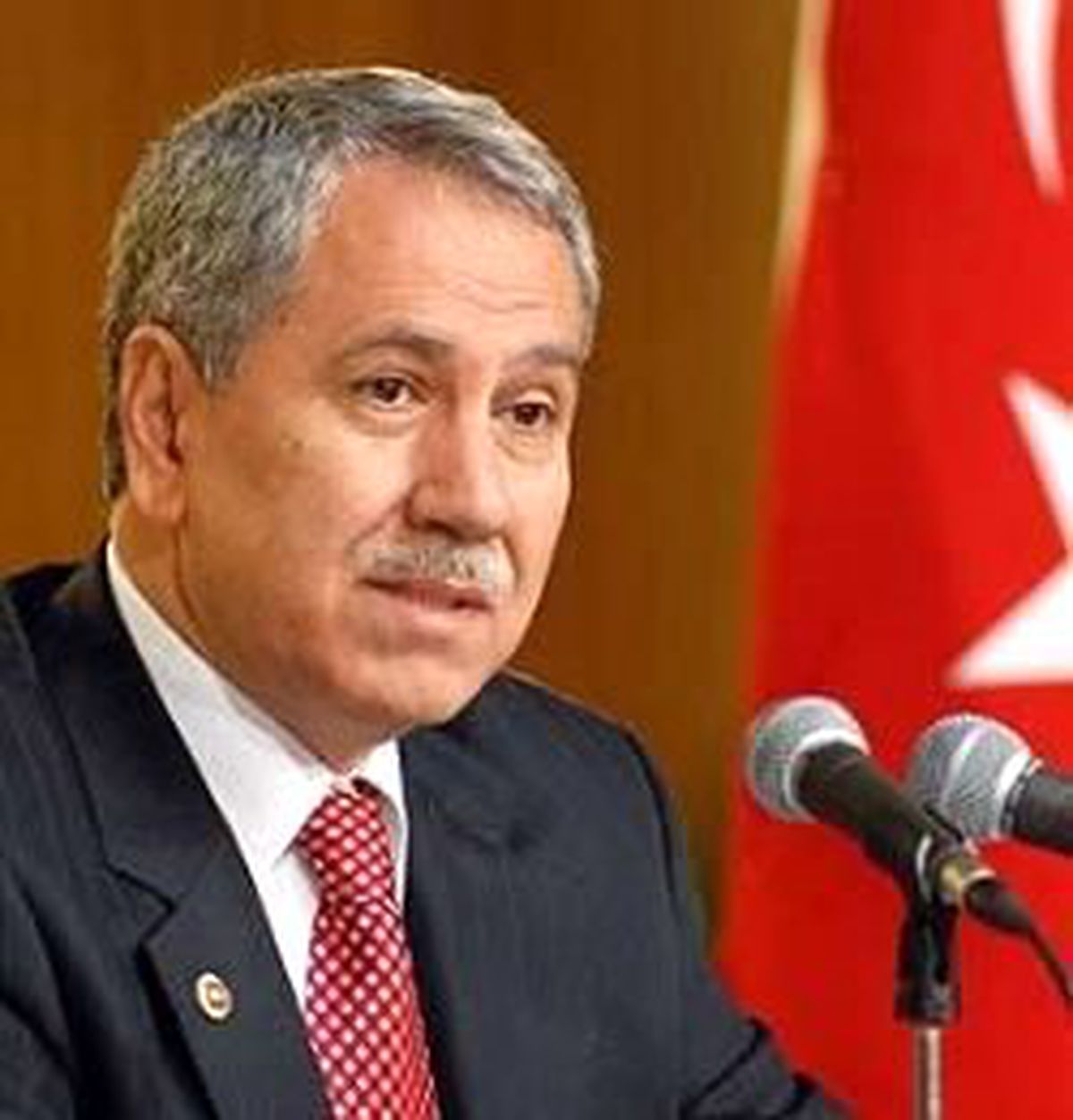 Hem Şemsiyesini Tuttu Hem Konuştu
