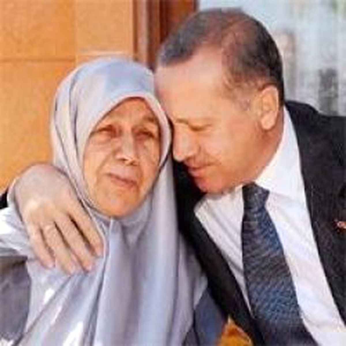 Annem Ayağının Altını Öptürmüyor