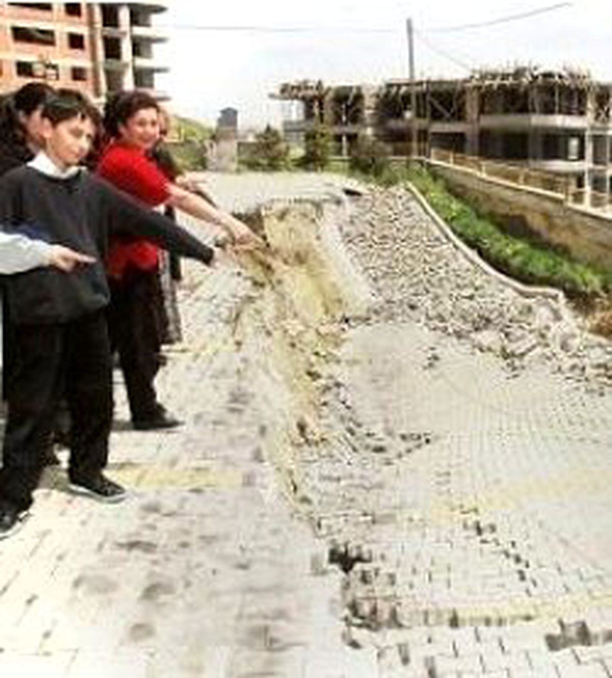 İstinat Duvarı ve Park Çöktü