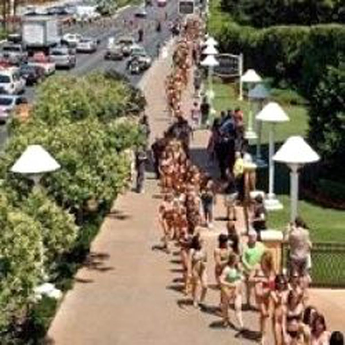 Bikiniyle Sokağa Çıktılar