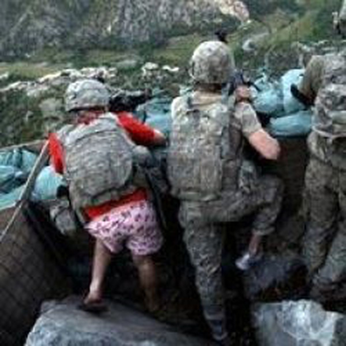 Pembe Donlu Asker Kiminle Savaşıyor?