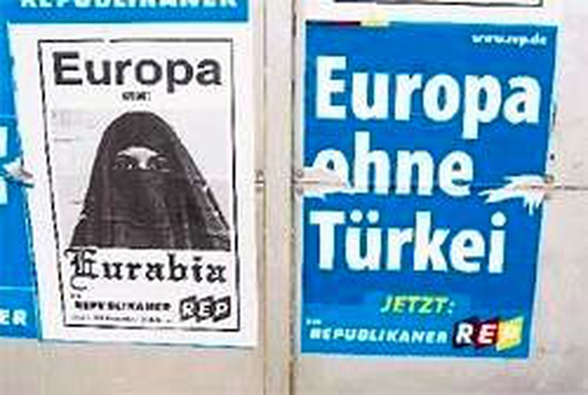 Peçeli Posterle Oy Toplama Çabası