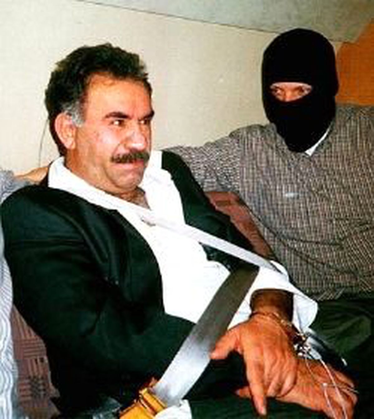 Teröristbaşı Komşularını Bekliyor