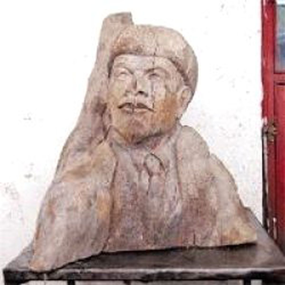 Kıyıya Vuran Lenin Heykeli Bir Köşede Çürüyebilir