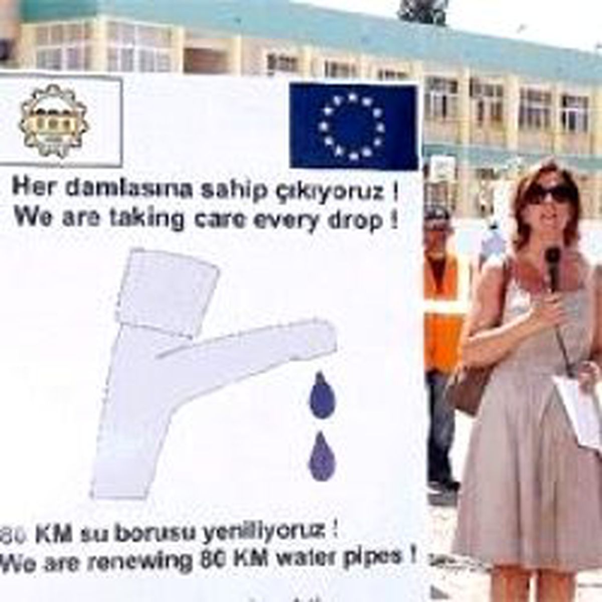 AB Yetkilisi Türk Bayrağının Önünde Konuşmadı