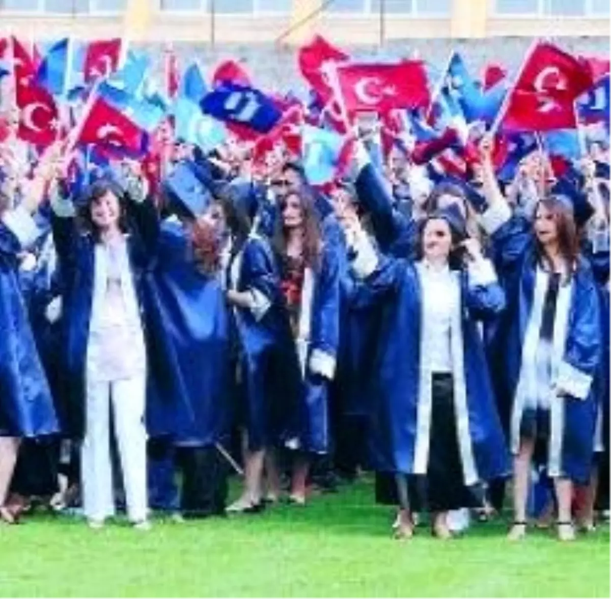 Uşak Üniversitesi\'nde Mezuniyet Sevinci