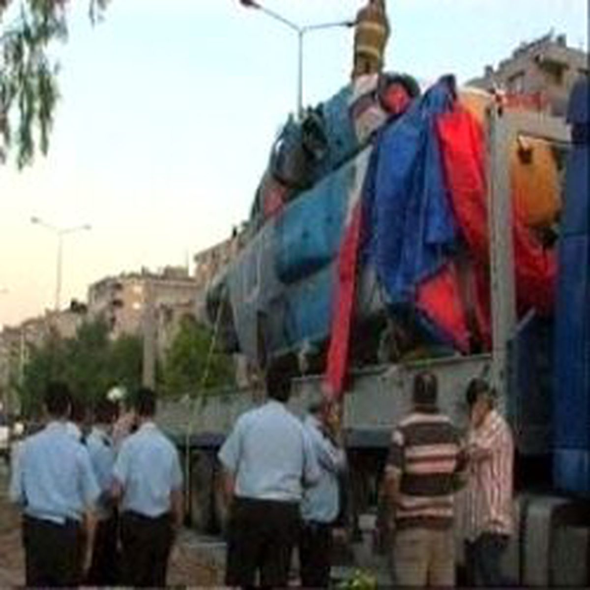 Tır'daki Helikopter Üstgeçide Takılıp Alev Aldı