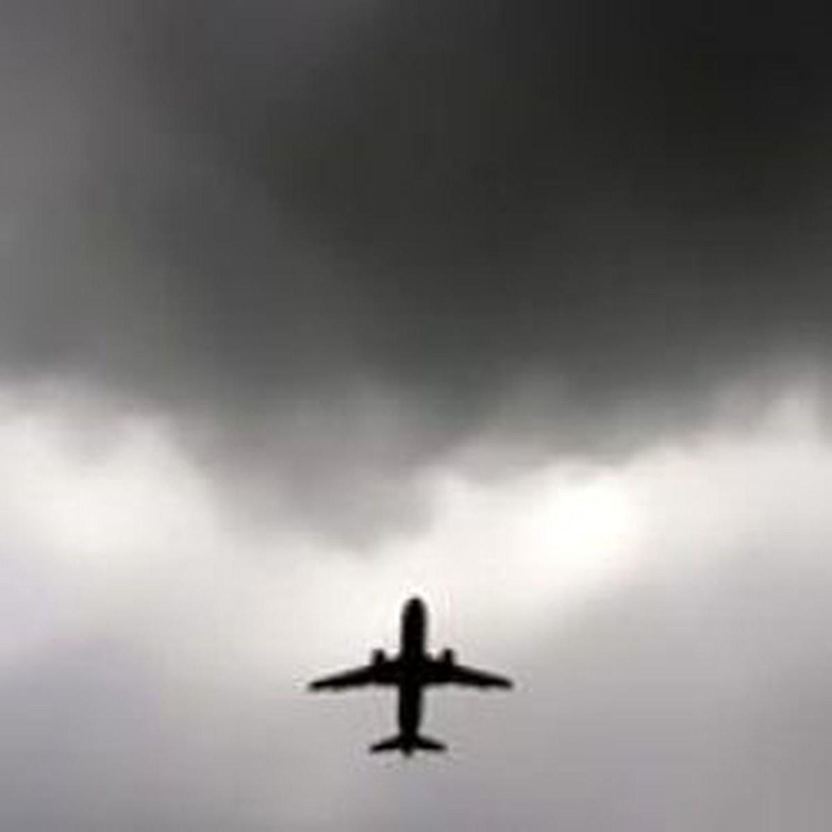 Düşen Uçağı Kaçırdı, Trafik Kazasında Öldü