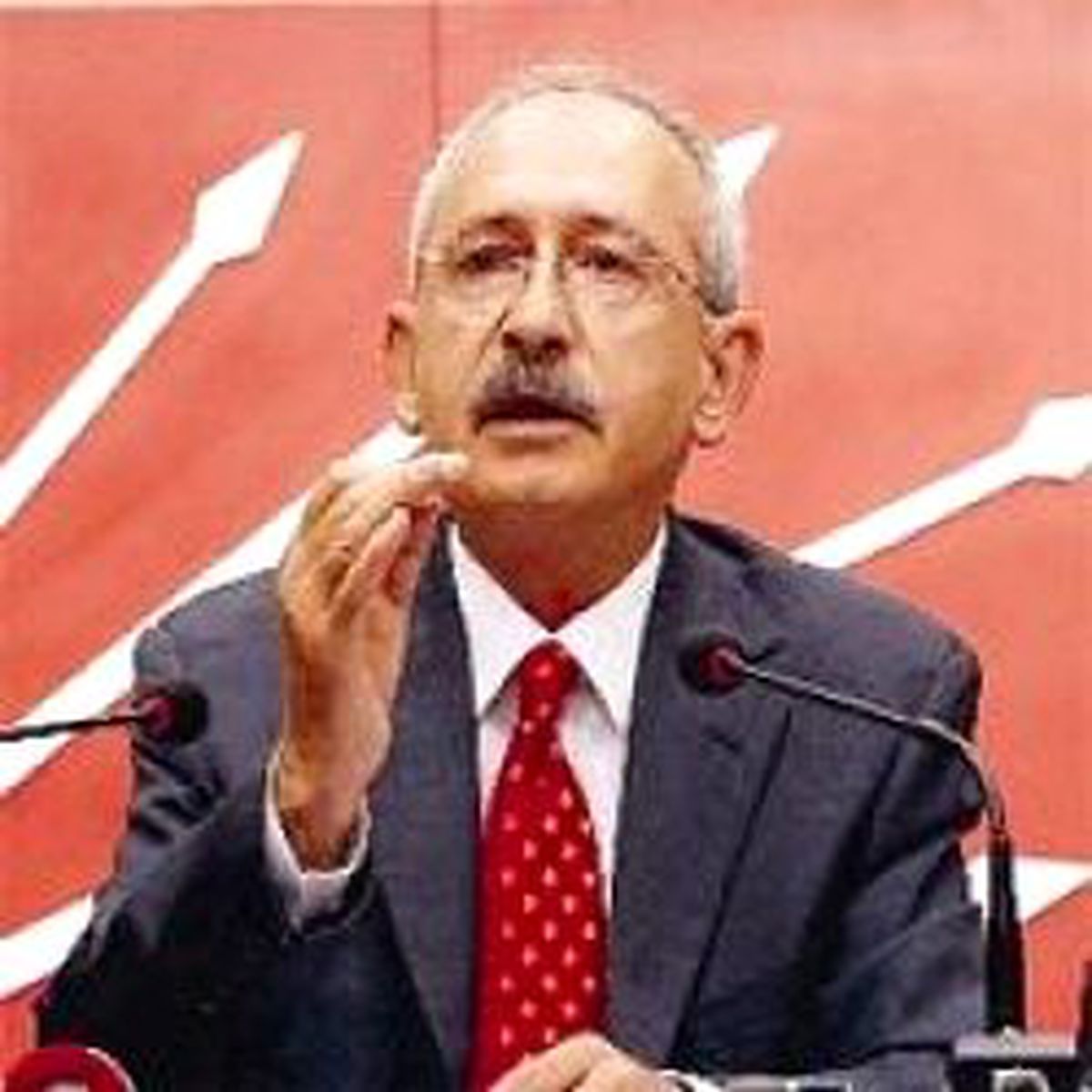 Başbakan Akman'ı Sahipleniyor
