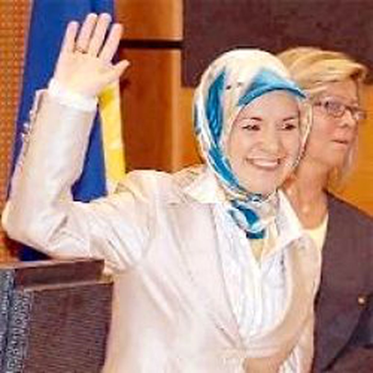 Alkışlarla Görevine Başladı