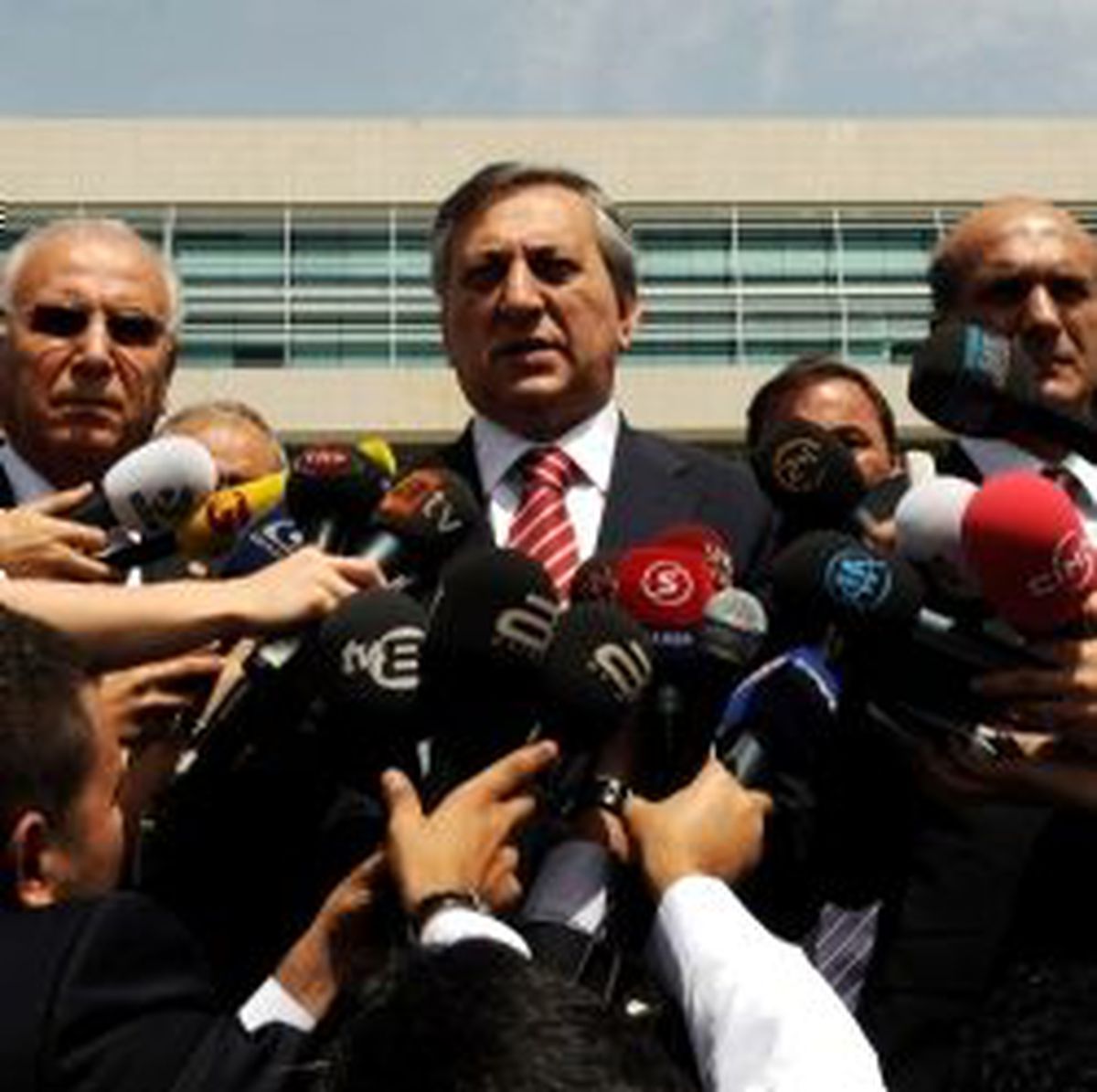 CHP'li Okay: Darbecileri Koruyan Madde Kaldırılmalı