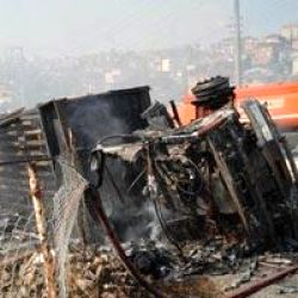 Eve Çarpan Kamyondaki Tiner Kutuları Alev Aldı
