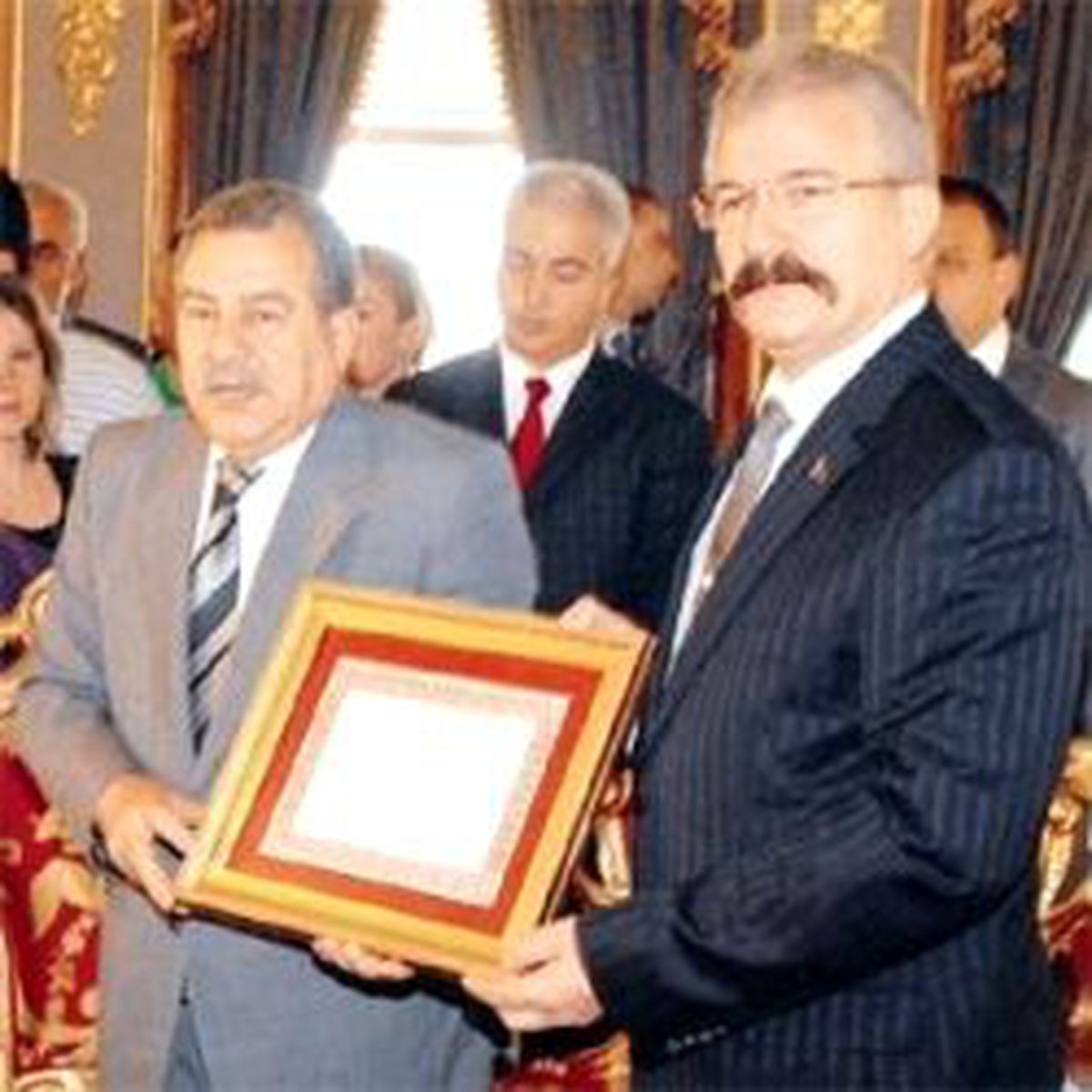 Vali Güler'den Yeni Vali Cerrah'a Takdir Belgesi