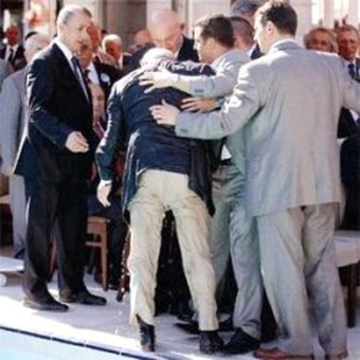 Erdoğan Demirören Havuza Düştü