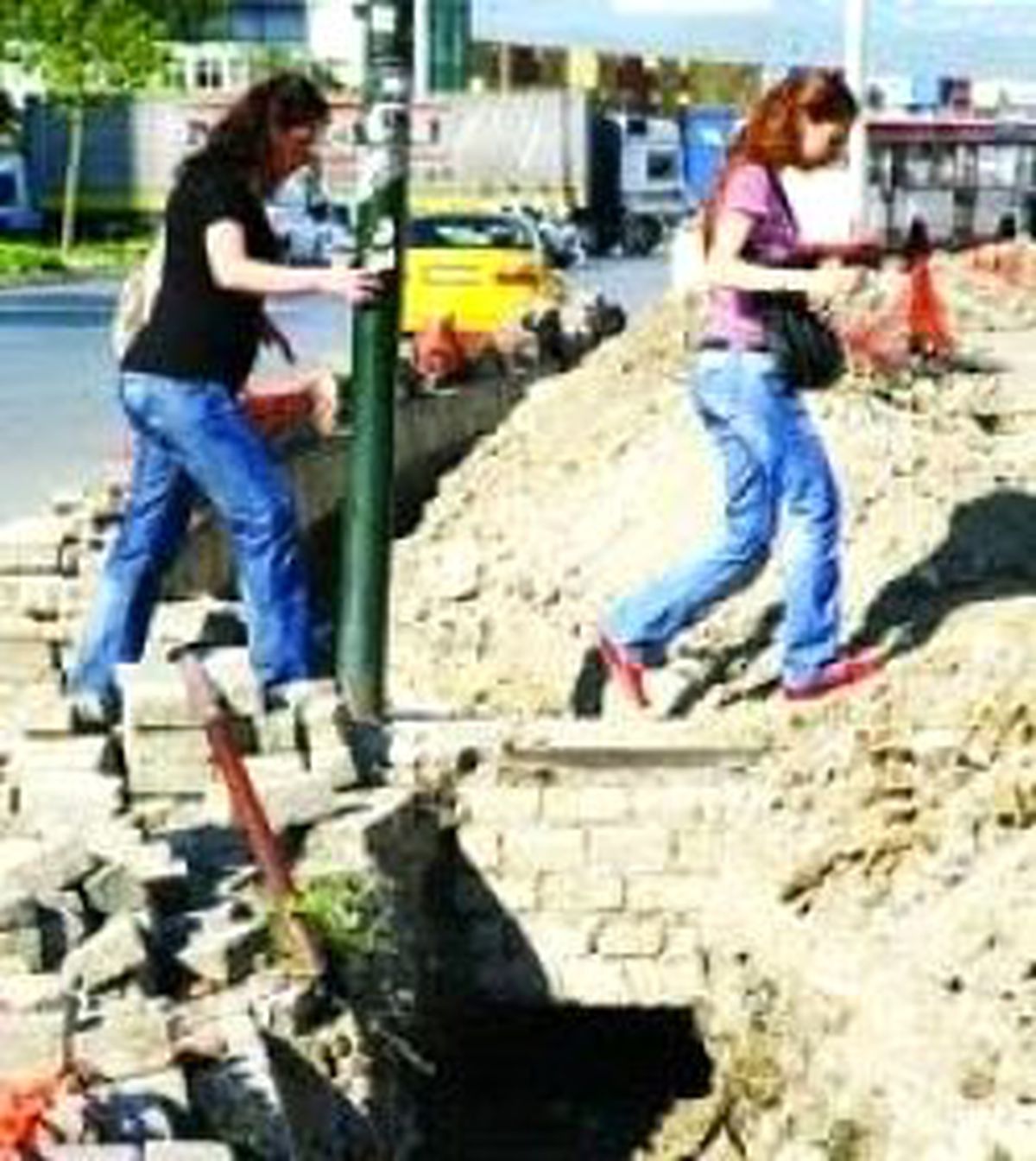 Onlar Kazıyor Biz Çekiyoruz