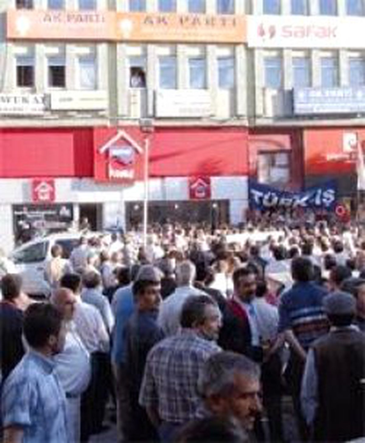 İşçi Eyleme Çıktı Hükümet Yeniden Masaya Çağırdı