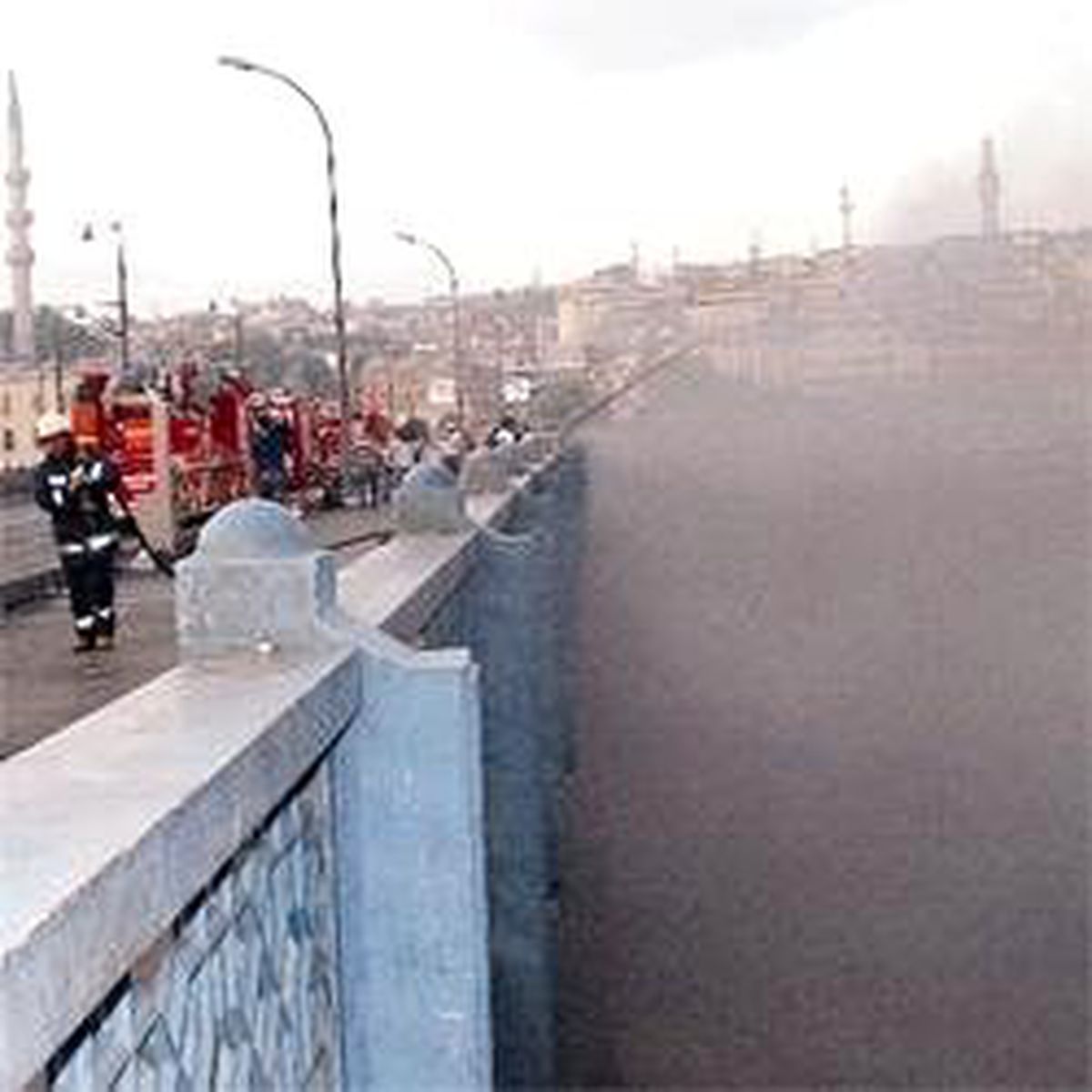 Galata Köprüsü'nde Korkutan Yangın