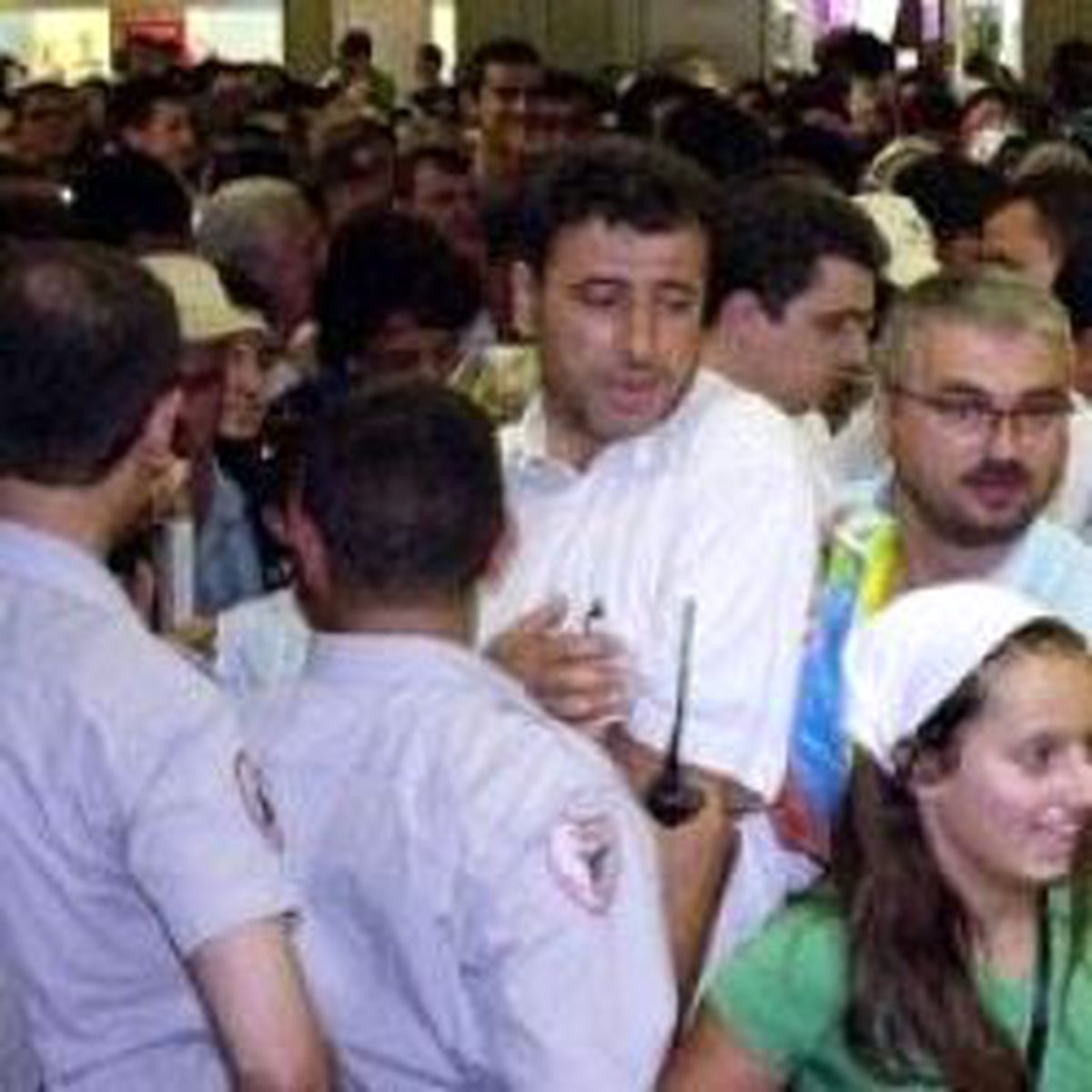 Konya'da Mağaza Açılışında İzdiham
