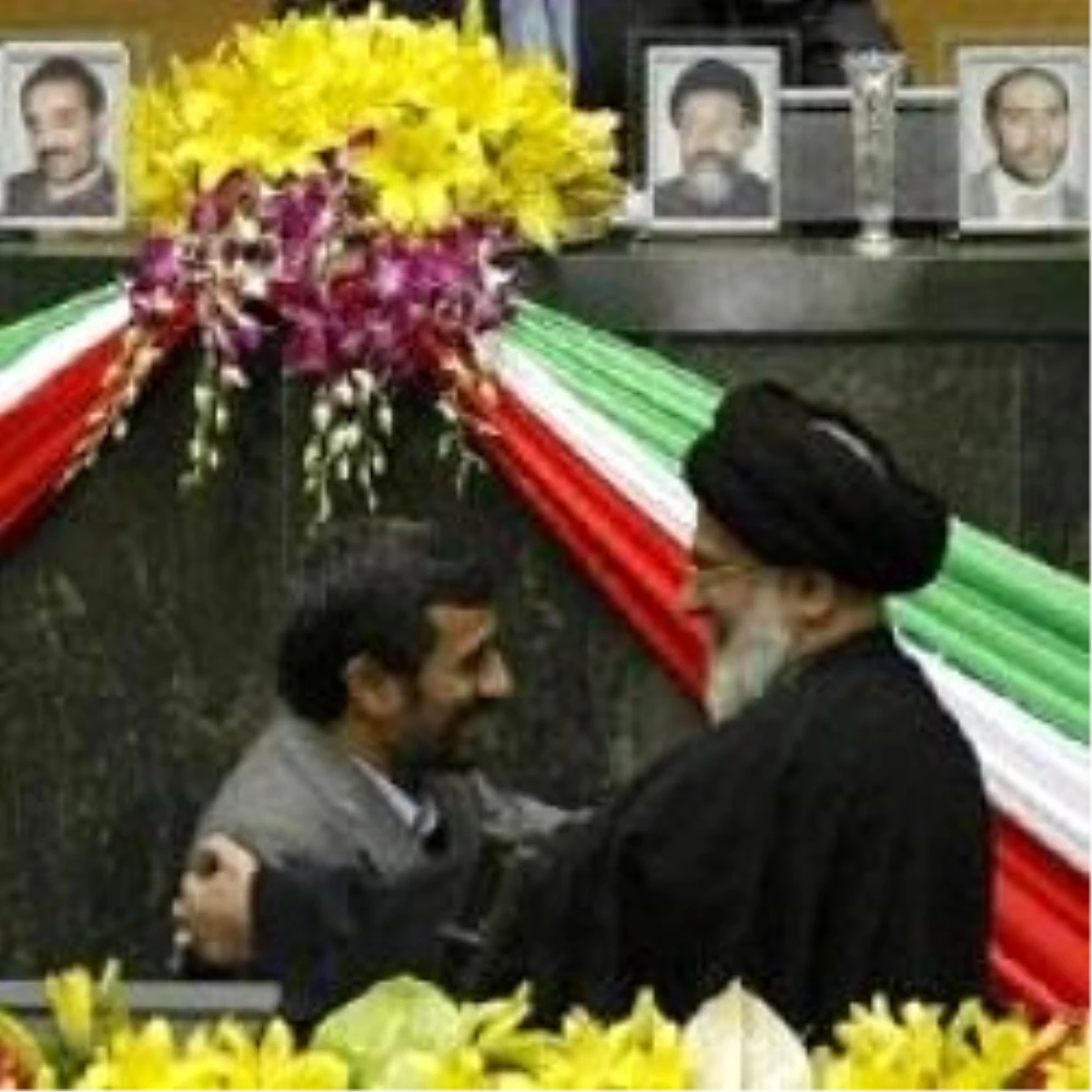 Ahmedinejad Gövde Gösterisi Yaptı