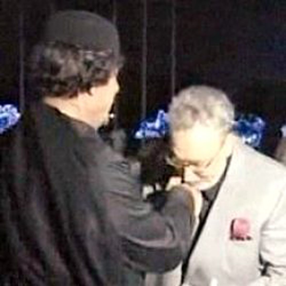 Lockerbie Bombacısı Kaddafi\'nin Elini Öptü