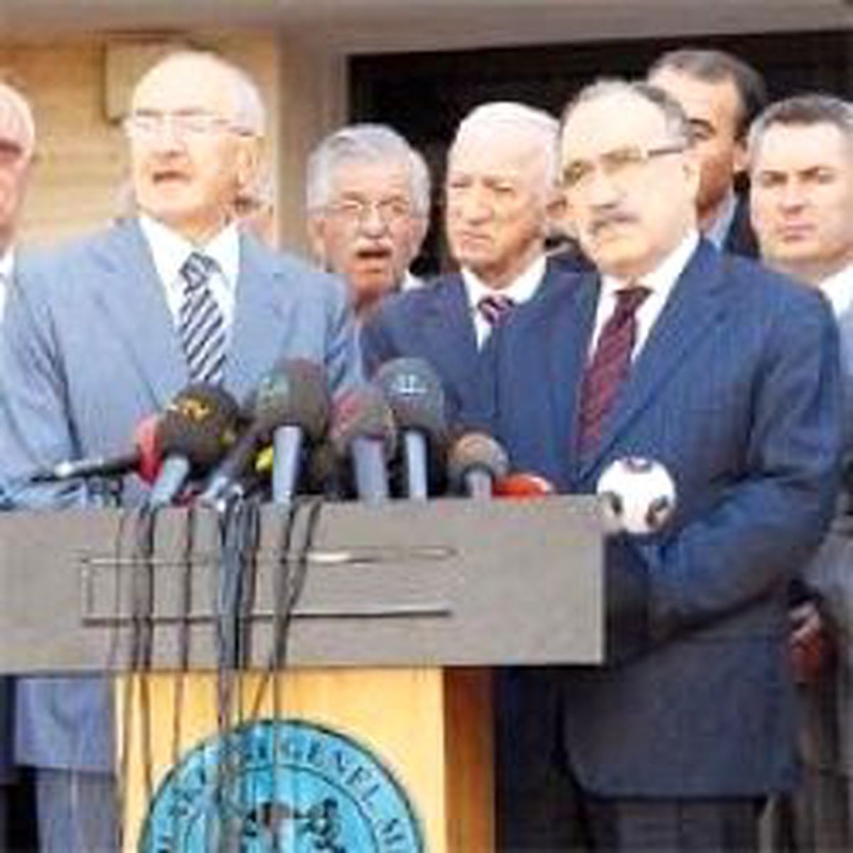 Siyasi Polemikle Götürülecek Bir İş Değil