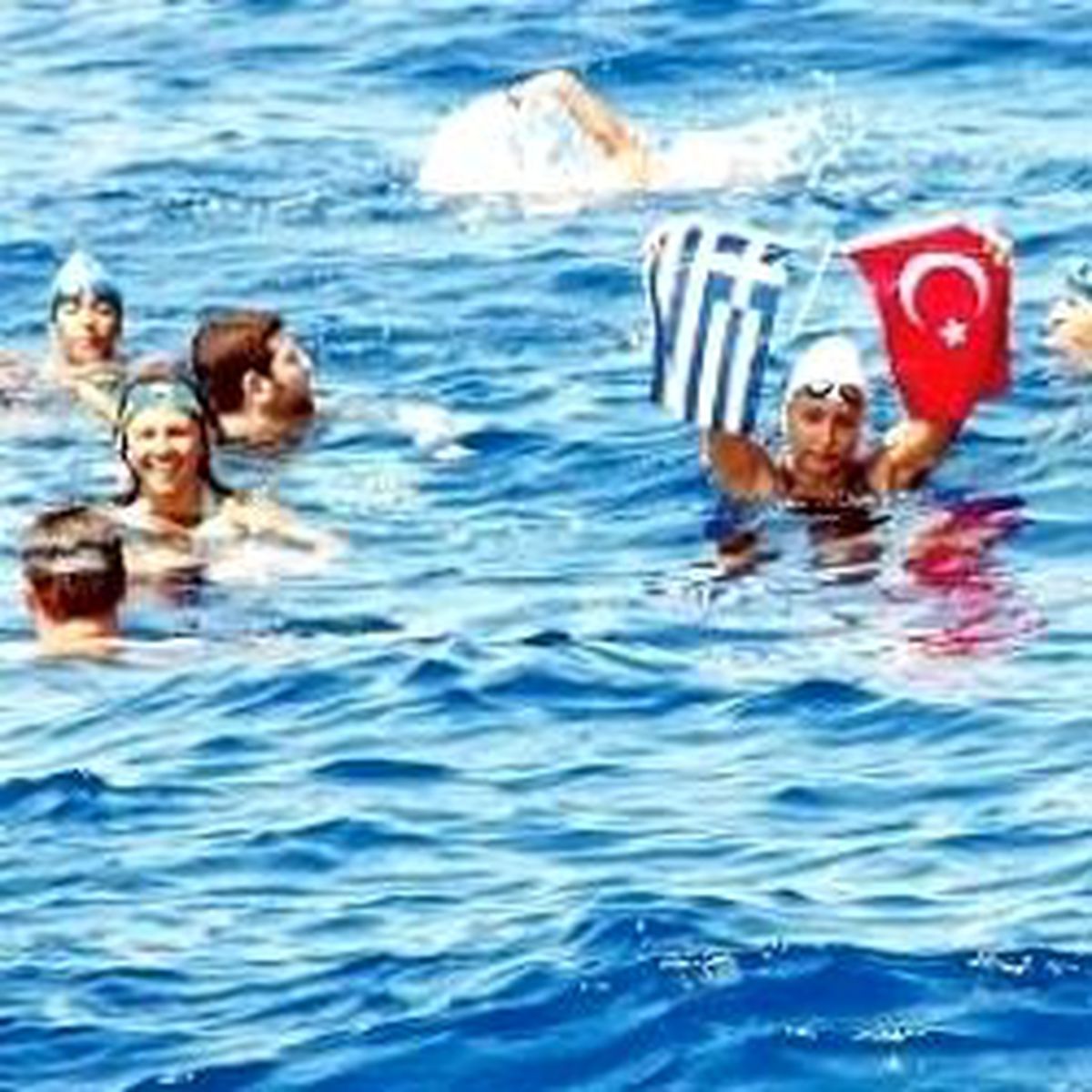 Dostluk İçin Yüzdüler