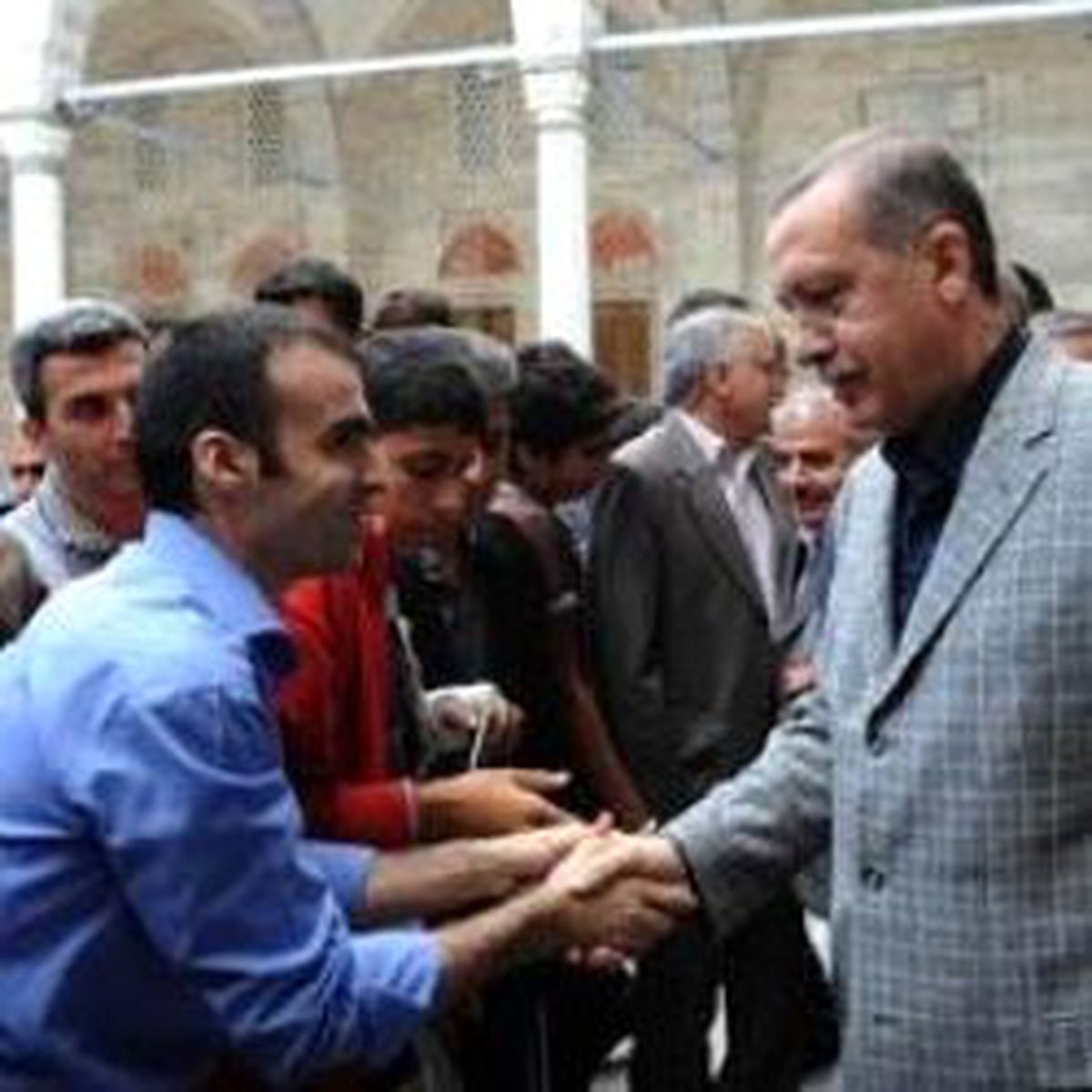 5000 Kişinin Elini Sıktı
