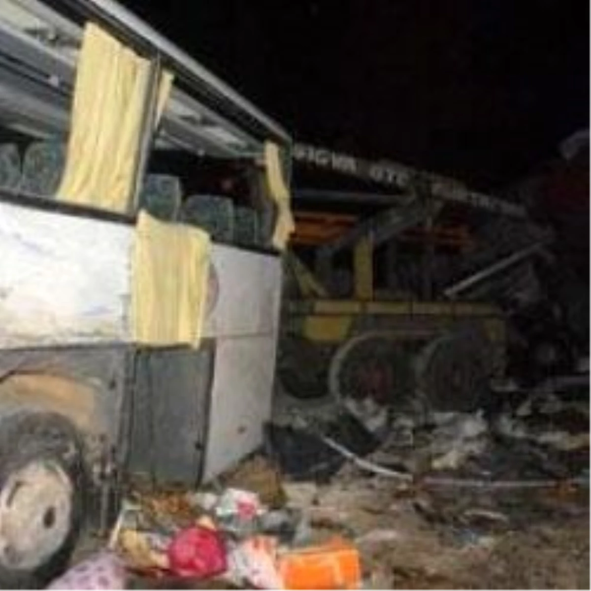 Yolcu Otobüsü ile 2 Tır Çarpıştı: 2 Ölü, 38 Yaralı