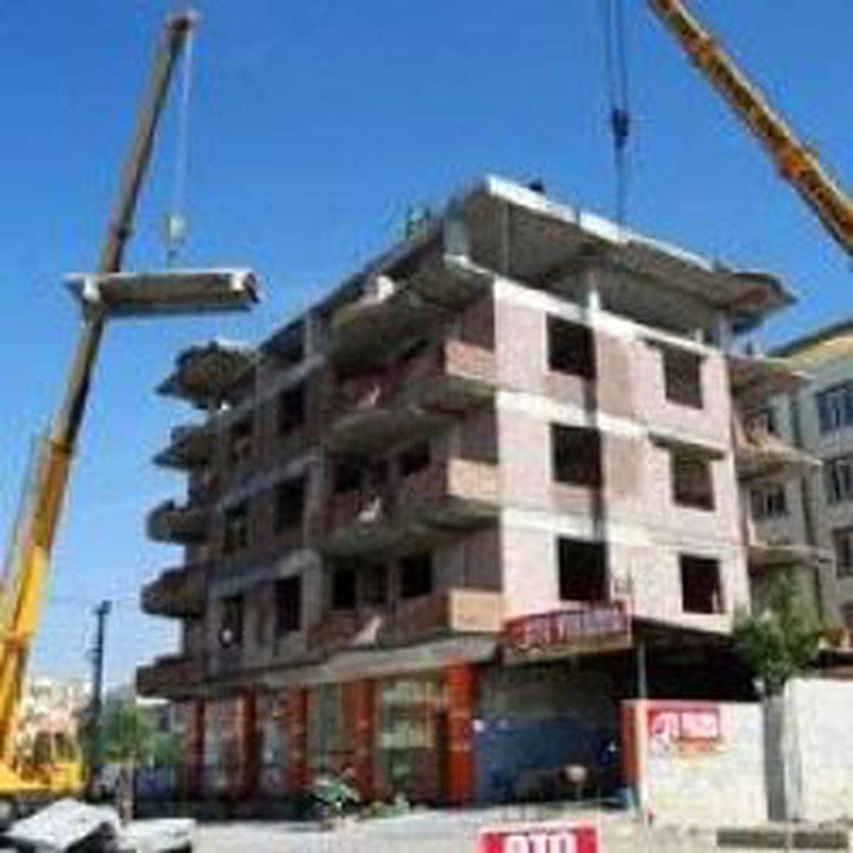 Ruhsata Aykırı İnşa Edilen Bina Traşlandı