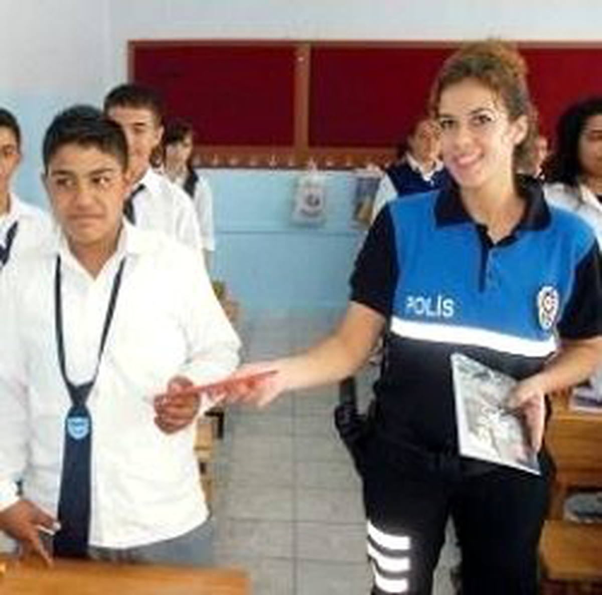Polisten Öğrenciye Kırtasiye Yardımı