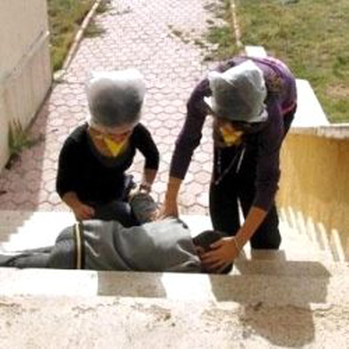 Nükleer Tatbikatında Kafalarına Poşet Taktılar
