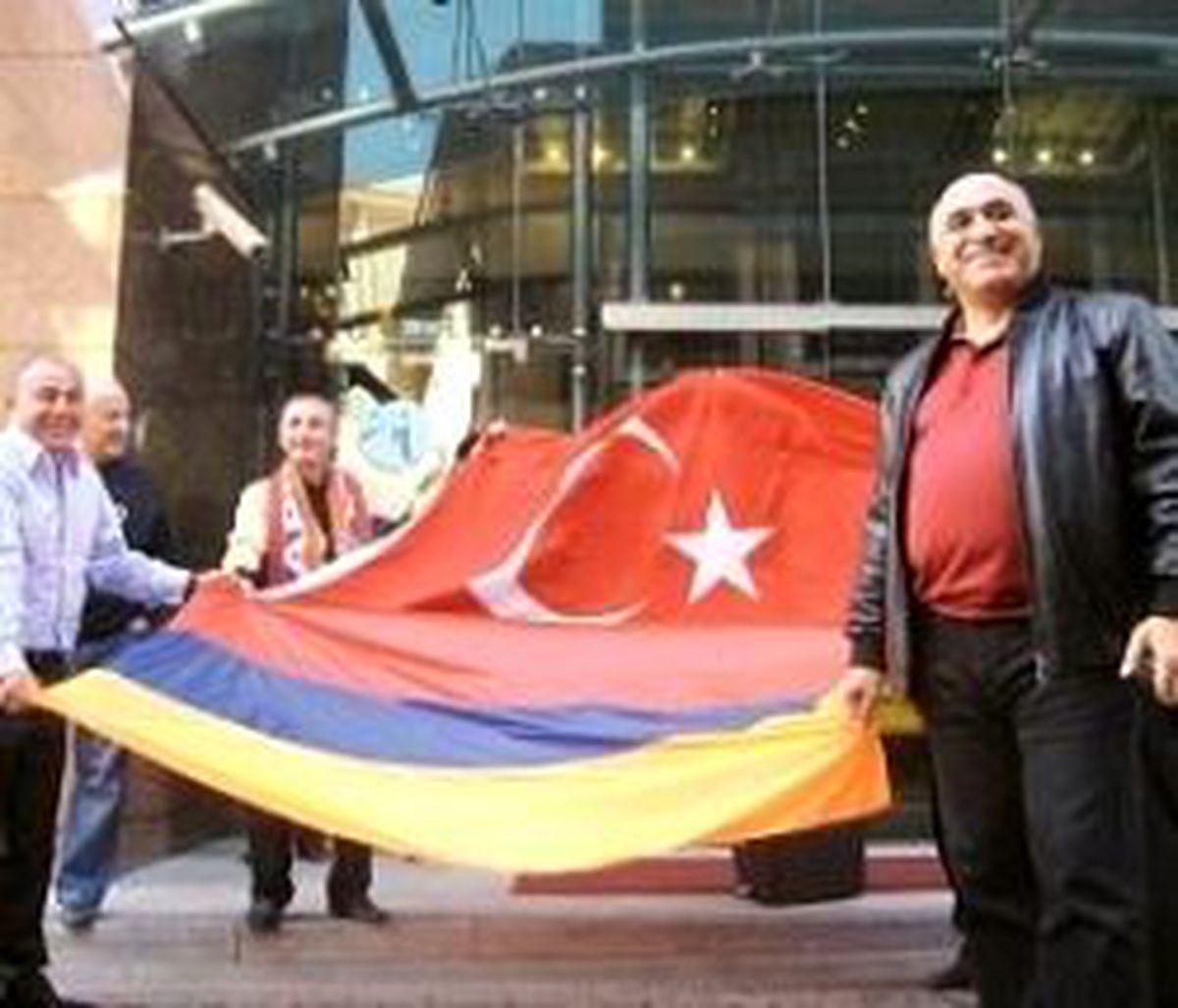 Ermenistan Siad'ı İstanbul'a Şube Açıyor Kars -Nahçıvan Demiryolu Hattı İçin Bastırıyor