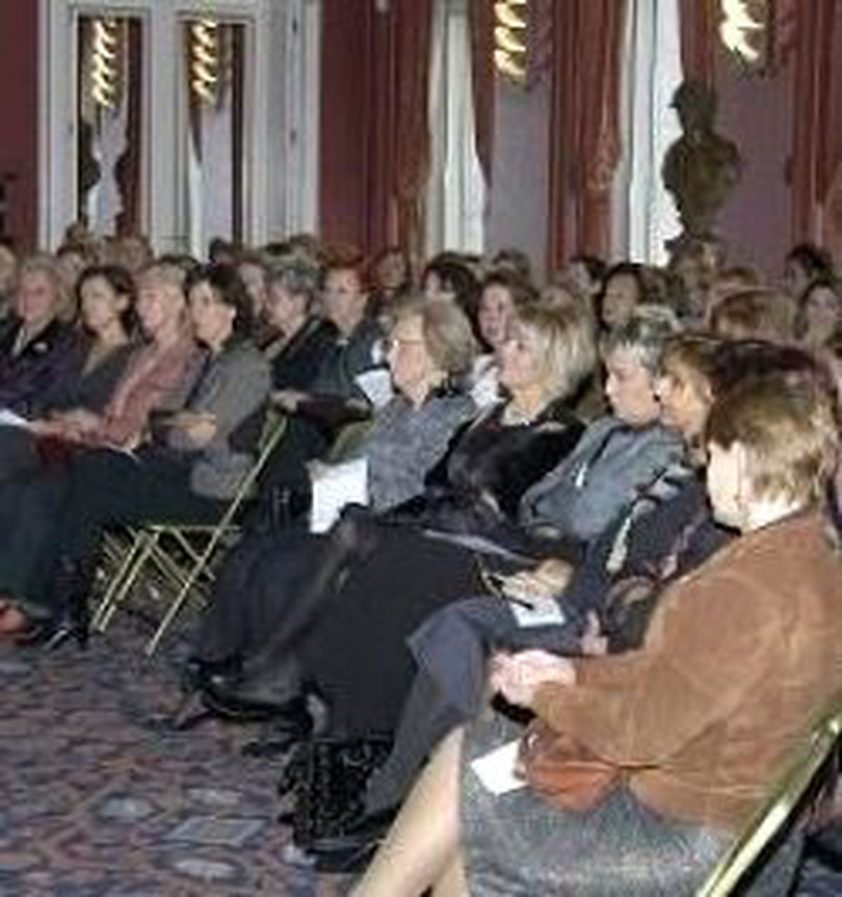 Kadınlardan Piyanolu Açılış