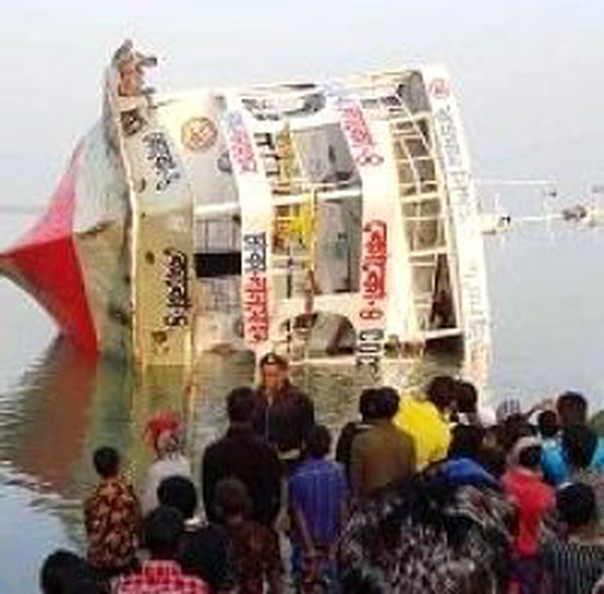 Bangladeş'te Feribot Battı