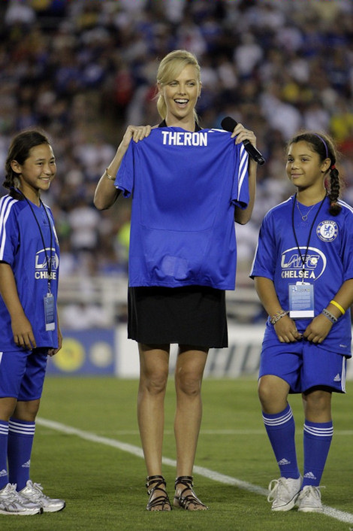 Charlize Theron Futbol Fanatiği Çıktı!