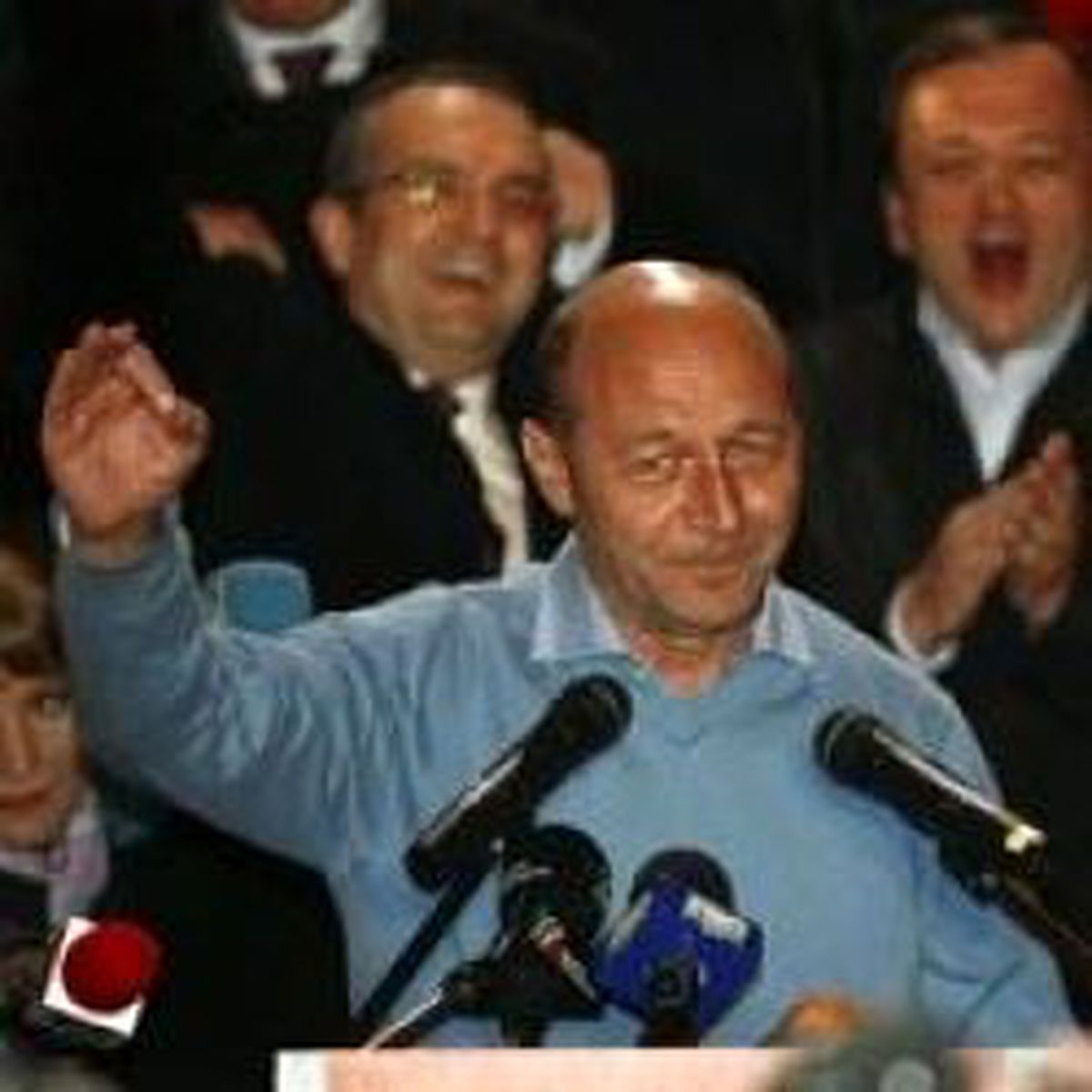Romanya'da Basescu Az Farkla Önde